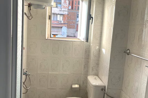 Shtepi me qera Apartament ne Tirane, 2+1, Mobilimi Bosh, pa mobiluar, Pagesa 45,000  Leke.