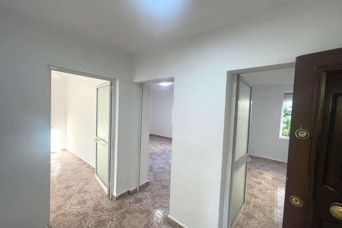 Shtepi me qera Apartament ne Tirane, 2+1, Mobilimi Bosh, pa mobiluar, Pagesa 45,000  Leke.