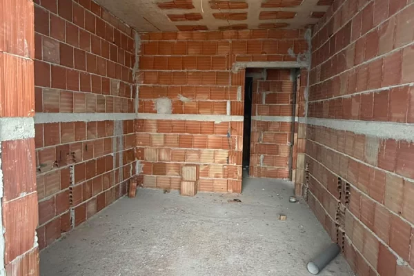 Shtepi ne shitje Apartament ne Tirane, 2+1, Mobilimi Bosh, pa mobiluar, Pagesa 131,000  Euro.