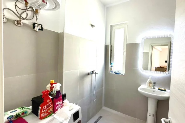 Shtepi me qera Apartament ne Tirane, 2+1, Mobilimi E mobiluar, Pagesa 75,000  Leke.