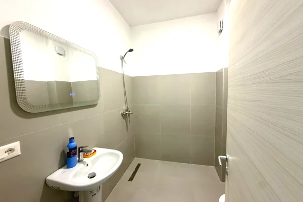 Shtepi me qera Apartament ne Tirane, 2+1, Mobilimi E mobiluar, Pagesa 75,000  Leke.