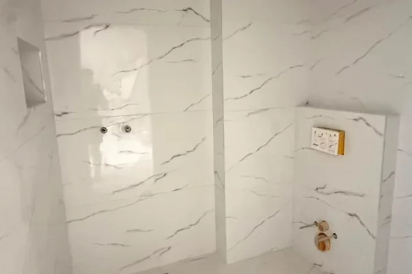 Shtepi ne shitje Apartament ne Tirane, 2+1, Mobilimi Bosh, pa mobiluar, Pagesa 9,800,000  Leke.