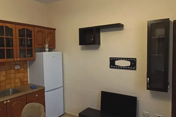 Shtepi me qera Apartament ne Tirane, 2+1, Mobilimi E mobiluar, Pagesa 45,000  Leke.
