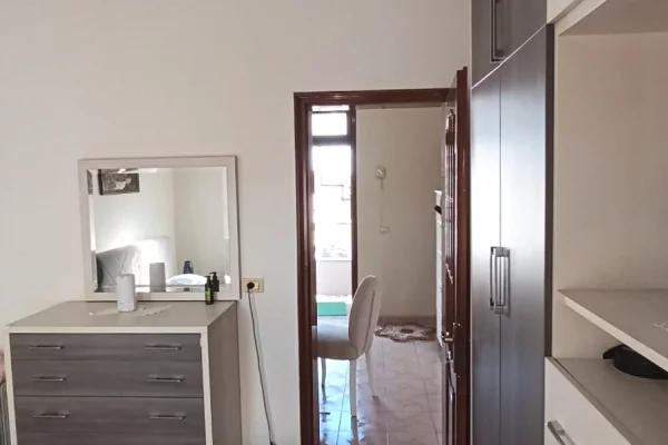 Shtepi me qera Apartament ne Tirane, 2+1, Mobilimi E mobiluar, Pagesa 45,000  Leke.