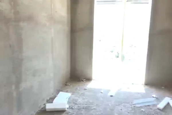 Shtepi ne shitje Apartament ne Tirane, 2+1, Mobilimi Bosh, pa mobiluar, Pagesa 89,000  Euro.