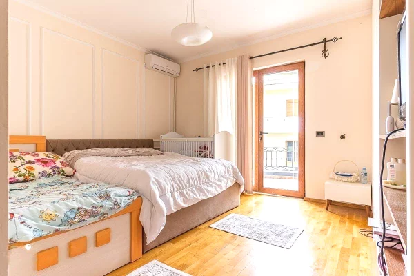 Shtepi me qera Vila Luksoze ne Tirane, 4+1, Mobilimi E mobiluar, Pagesa 2,200  Euro.