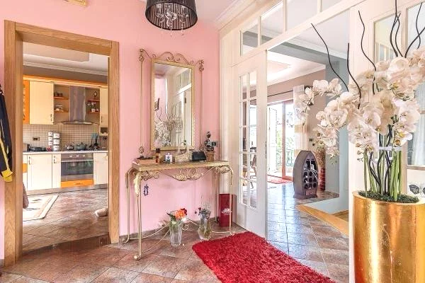Shtepi me qera Vila Luksoze ne Tirane, 4+1, Mobilimi E mobiluar, Pagesa 2,200  Euro.