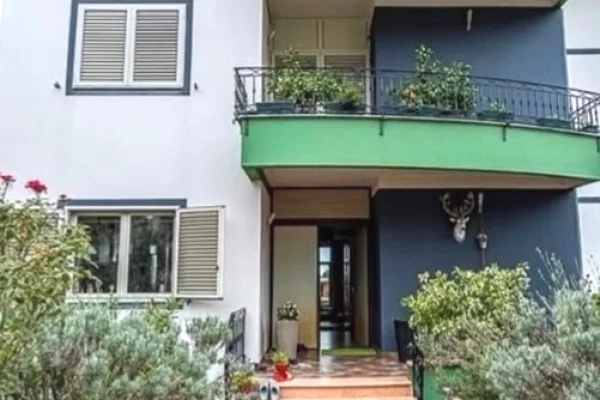 Shtepi me qera Vila Luksoze ne Tirane, 4+1, Mobilimi E mobiluar, Pagesa 2,200  Euro.