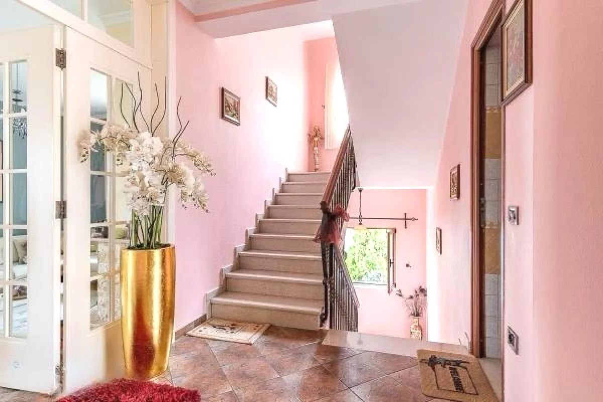 Shtepi me qera Vila Luksoze ne Tirane, 4+1, Mobilimi E mobiluar, Pagesa 2,200  Euro.