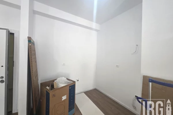 Shtepi ne shitje Apartament ne Tirane, 2+1, Mobilimi Bosh, pa mobiluar, Pagesa 144,500  Euro.