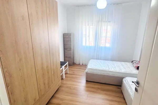 Shtepi me qera Apartament ne Tirane, 2+1, Mobilimi E mobiluar, Pagesa 800  Euro.