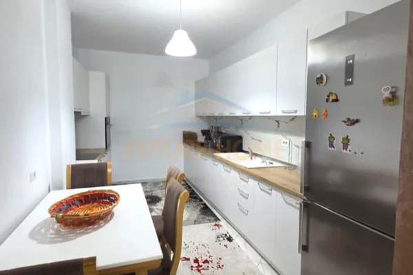 Shtepi ne shitje Apartament ne Tirane, 2+1, Mobilimi E mobiluar, Pagesa 157,000  Euro.