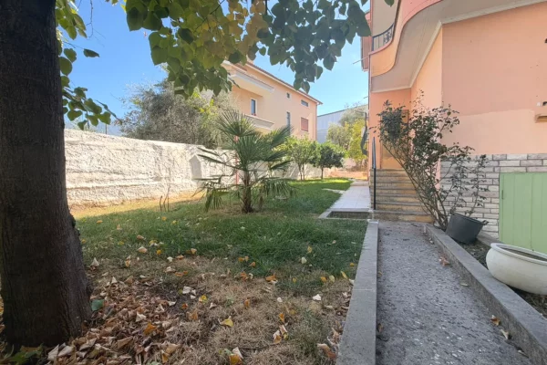 Shtepi me qera Shtepi Private ne Tirane, 5+1, Mobilimi Bosh, pa mobiluar, Pagesa 1,800  Euro.