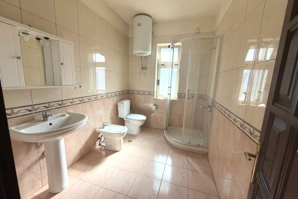Shtepi me qera Shtepi Private ne Tirane, 5+1, Mobilimi Bosh, pa mobiluar, Pagesa 1,800  Euro.