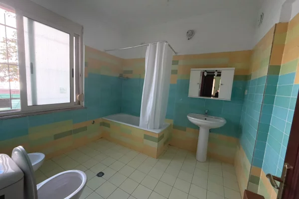 Shtepi me qera Shtepi Private ne Tirane, 5+1, Mobilimi Bosh, pa mobiluar, Pagesa 1,800  Euro.