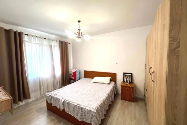 Shtepi ne shitje Apartament ne Tirane, 3+1, Mobilimi E mobiluar, Pagesa 174,000  Euro.