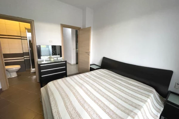 Shtepi me qera Apartament ne Tirane, 3+1, Mobilimi E mobiluar, Pagesa 70,000  Leke.