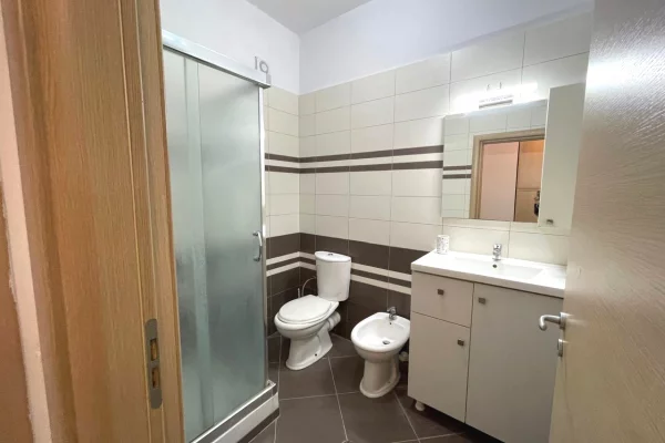 Shtepi me qera Apartament ne Tirane, 3+1, Mobilimi E mobiluar, Pagesa 70,000  Leke.