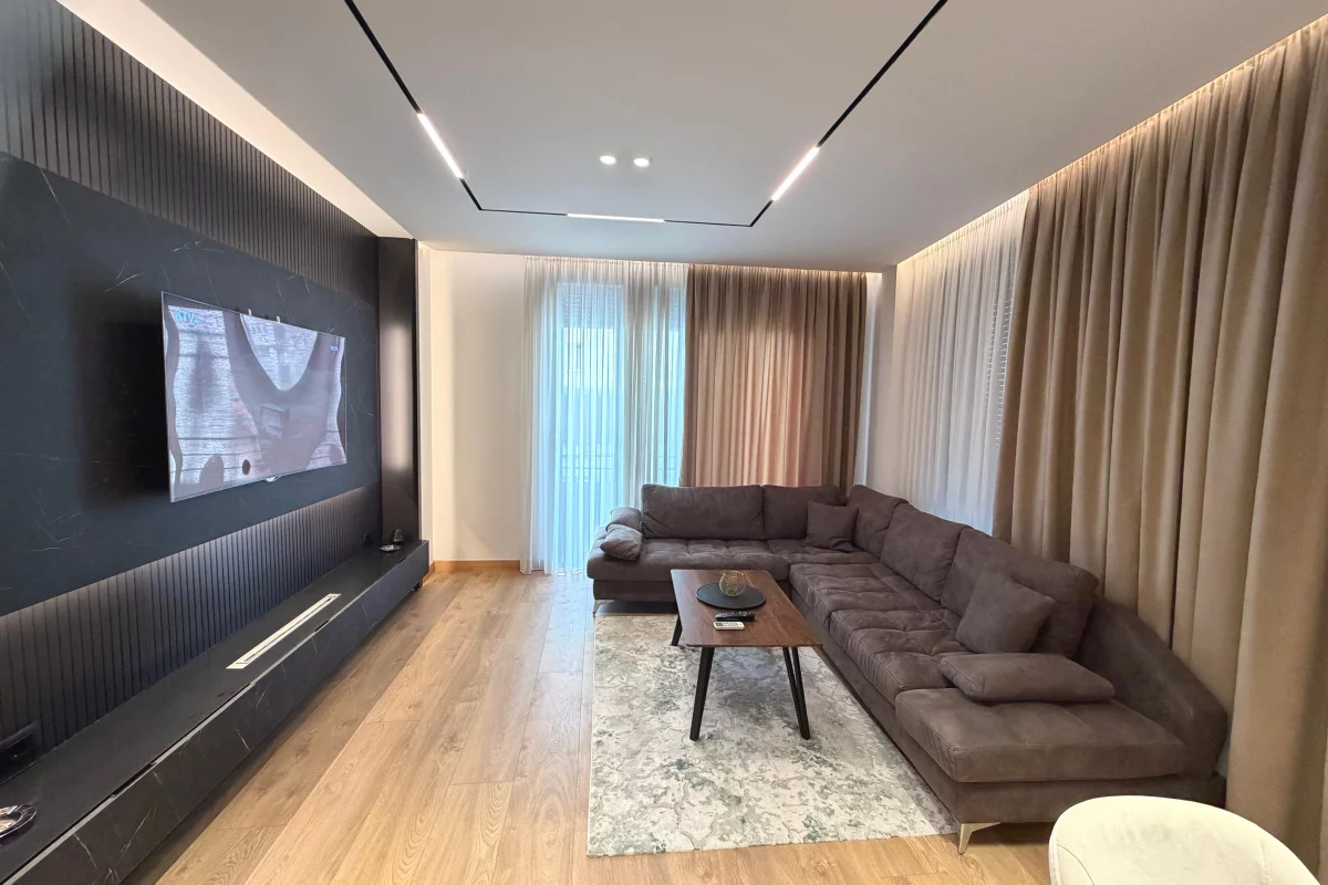 Shtepi ne shitje Apartament ne Tirane, 2+1, Mobilimi E mobiluar, Pagesa 18,500,000  Leke.