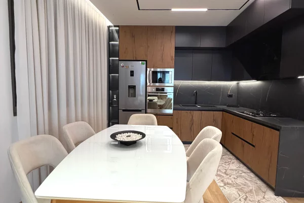 Shtepi ne shitje Apartament ne Tirane, 2+1, Mobilimi E mobiluar, Pagesa 18,500,000  Leke.