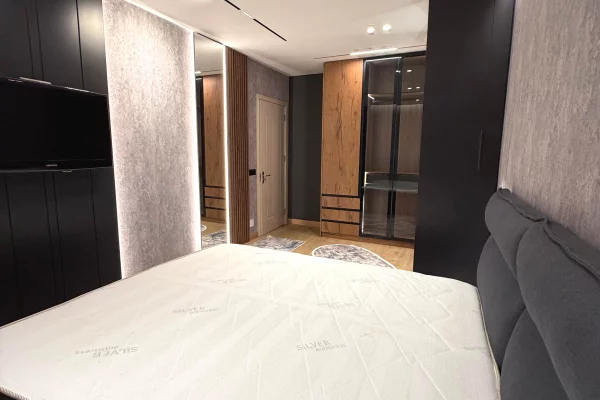 Shtepi ne shitje Apartament ne Tirane, 2+1, Mobilimi E mobiluar, Pagesa 18,500,000  Leke.