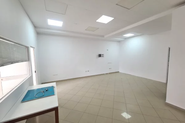 Jepet zyre per qera  te Rruga e Kavajes.
