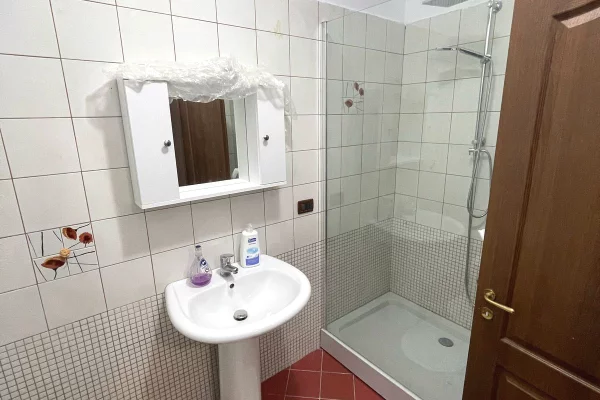 Shtepi me qera Apartament ne Tirane, 3+1, Mobilimi E mobiluar, Pagesa 75,000  Leke.