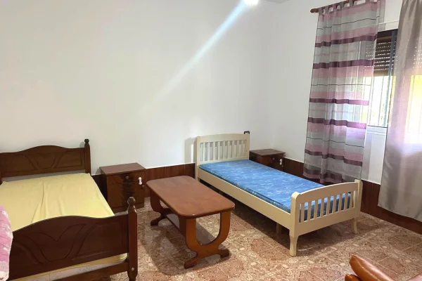 Shtepi me qera Apartament ne Tirane, 2+1, Mobilimi E mobiluar, Pagesa 50,000  Leke.