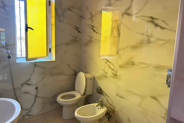 Shtepi me qera Apartament ne Tirane, 2+1, Mobilimi E mobiluar, Pagesa 50,000  Leke.
