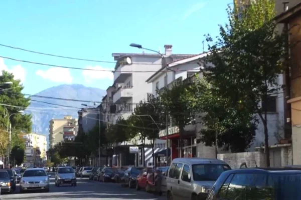 Shitet apartament 3+1 te Rruga Fortuzi