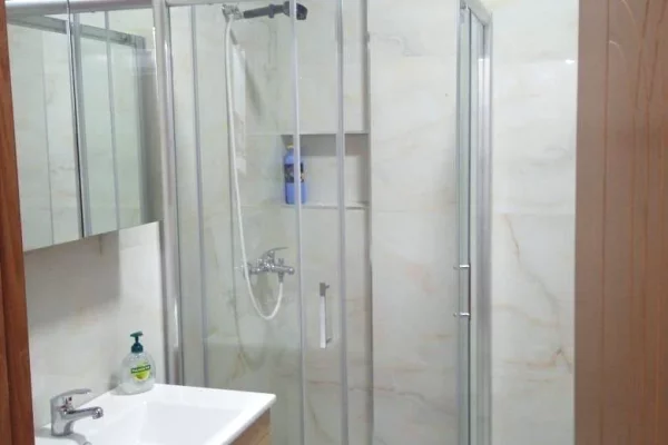 Shtepi me qera Apartament ne Tirane, 2+1, Mobilimi E mobiluar, Pagesa 60,000  Leke.