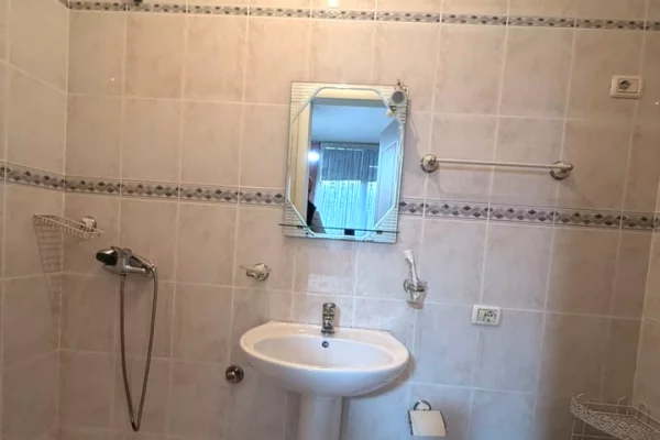 Shtepi me qera Apartament ne Tirane, 2+1, Mobilimi E mobiluar, Pagesa 80,000  Leke.