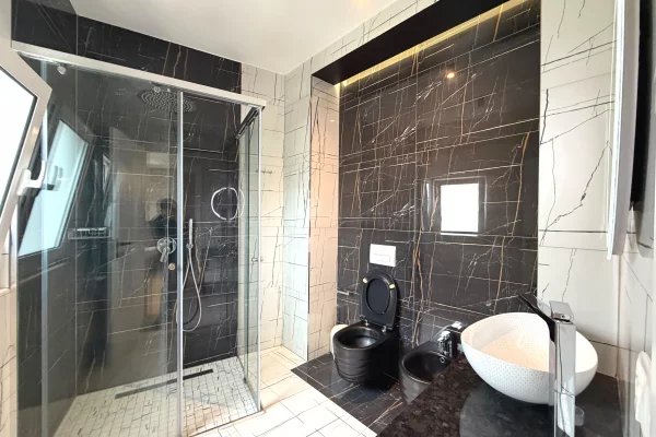 Shtepi me qera Apartament ne Tirane, 2+1, Mobilimi E mobiluar, Pagesa 900  Euro.