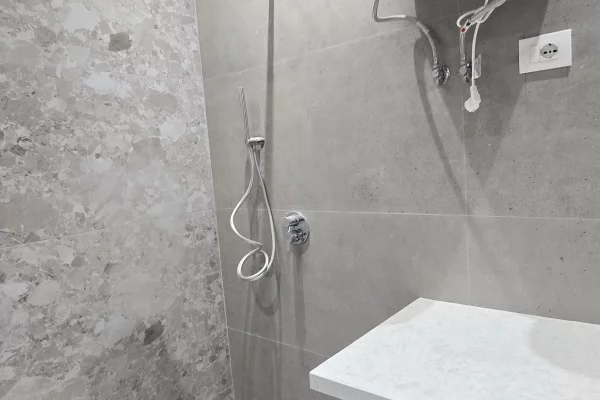 Shtepi ne shitje Apartament ne Tirane, 1+1, Mobilimi Bosh, pa mobiluar, Pagesa 15,500,000  Leke.