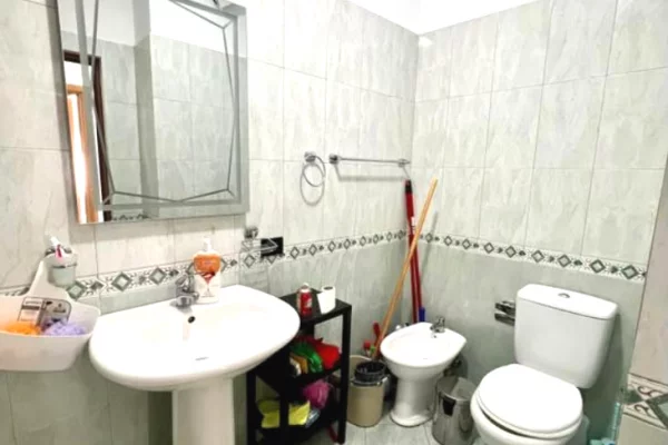 Shtepi me qera Apartament ne Tirane, 2+1, Mobilimi E mobiluar, Pagesa 60,000  Leke.