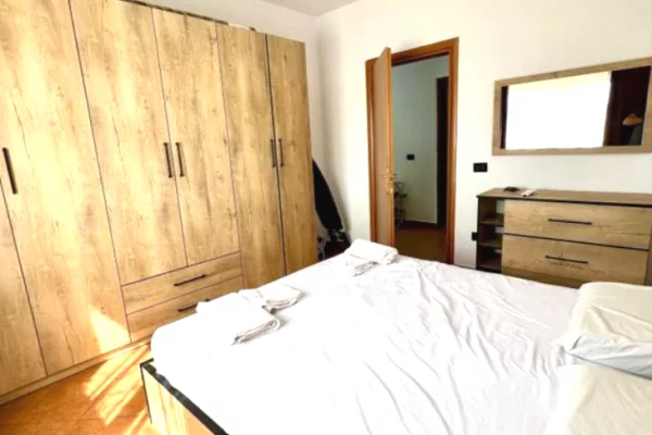 Shtepi me qera Apartament ne Tirane, 2+1, Mobilimi E mobiluar, Pagesa 60,000  Leke.