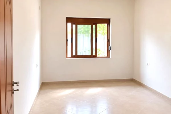 Shtepi ne shitje Shtepi Private ne Tirane, 2+1, Mobilimi Bosh, pa mobiluar, Pagesa 13,900,000  Leke.