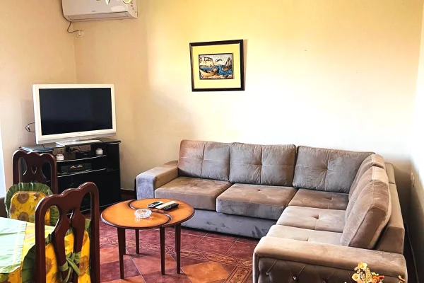 Jepet me qira apartament 2+1 në Xhamllik