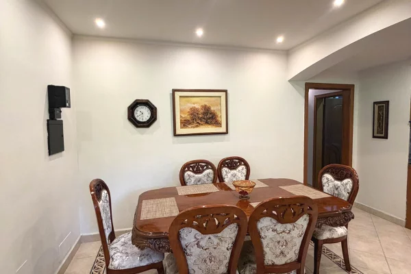 Shtepi me qera Apartament ne Tirane, 3+1, Mobilimi E mobiluar, Pagesa 120,000  Leke.