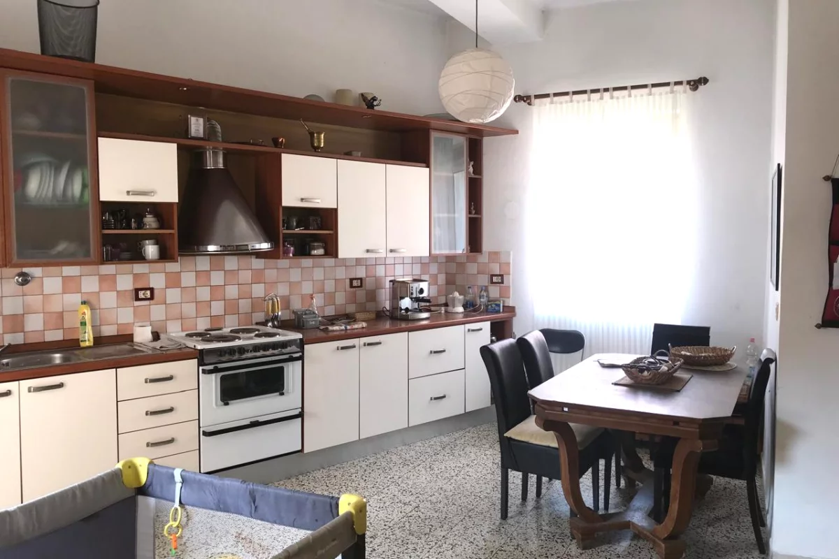 Shtepi me qera Apartament ne Tirane, 3+1, Mobilimi E mobiluar, Pagesa 85,000  Leke.