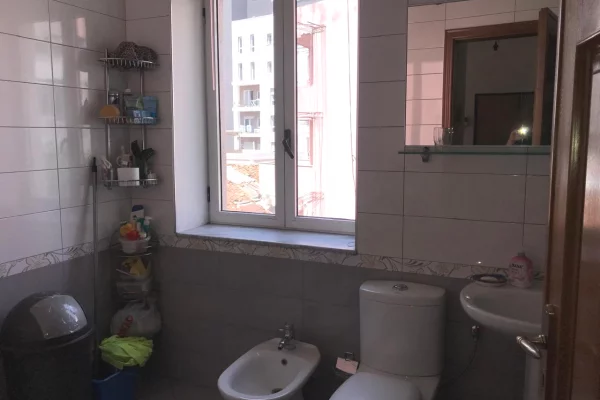 Shtepi me qera Apartament ne Tirane, 3+1, Mobilimi E mobiluar, Pagesa 85,000  Leke.