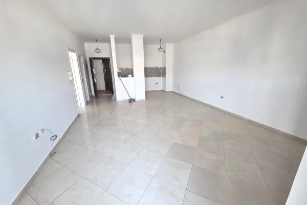 Shitet apartament 1+1 i pershtatshem per 2+1 ne Yzberisht