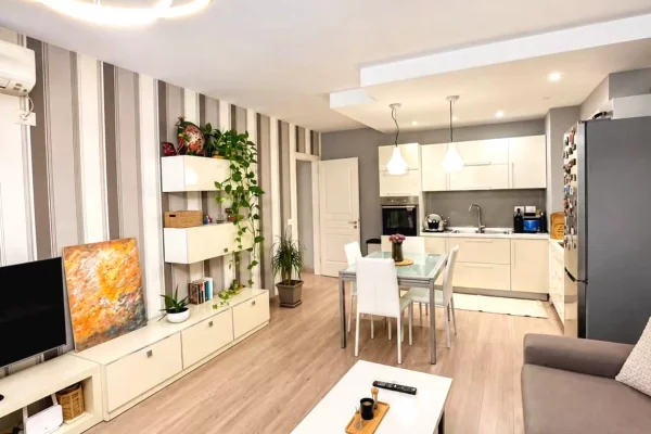 Shtepi ne shitje Apartament ne Tirane, 2+1, Mobilimi E mobiluar, Pagesa 26,200,000  Leke.