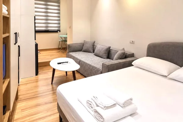 BLLOK, BUZE RRUGES, PALLATET AGIMI    Shesim 2 apartamente garzoniere. 