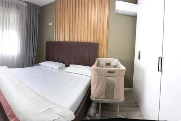 Shtepi me qera Apartament ne Tirane, 2+1, Mobilimi E mobiluar, Pagesa 1,000  Euro.