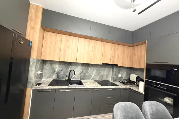 Shtepi me qera Apartament ne Tirane, 2+1, Mobilimi E mobiluar, Pagesa 1,000  Euro.