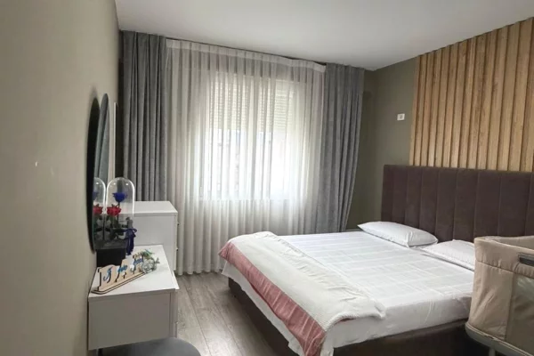 Shtepi me qera Apartament ne Tirane, 2+1, Mobilimi E mobiluar, Pagesa 1,000  Euro.