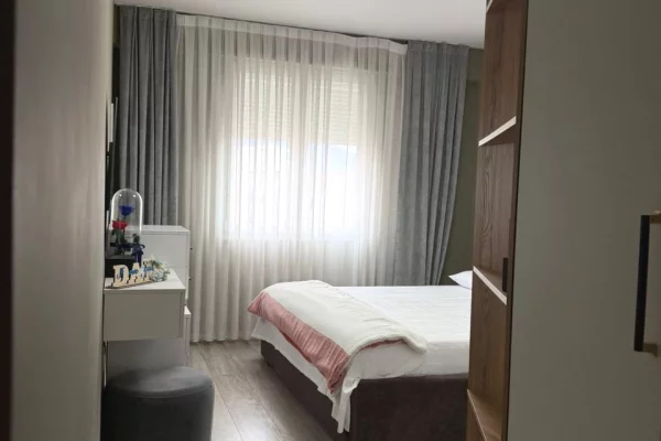 Shtepi me qera Apartament ne Tirane, 2+1, Mobilimi E mobiluar, Pagesa 1,000  Euro.