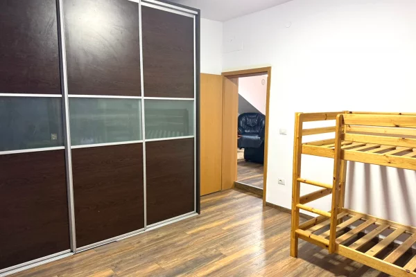 Shtepi me qera Apartament ne Tirane, 2+1, Mobilimi E mobiluar, Pagesa 70,000  Leke.
