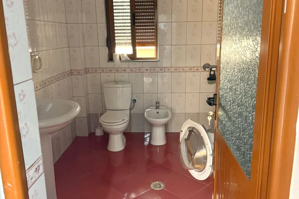 Shtepi me qera Apartament ne Tirane, 2+1, Mobilimi E mobiluar, Pagesa 70,000  Leke.